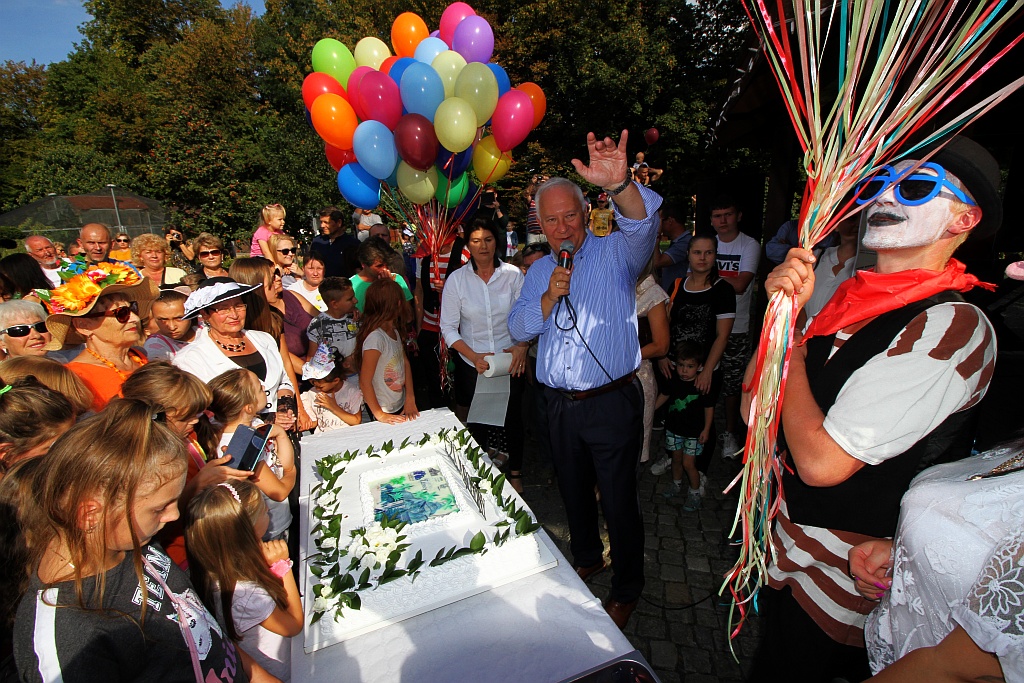 Wielka feta i tort na sto dwudzieste urodziny palmiarni