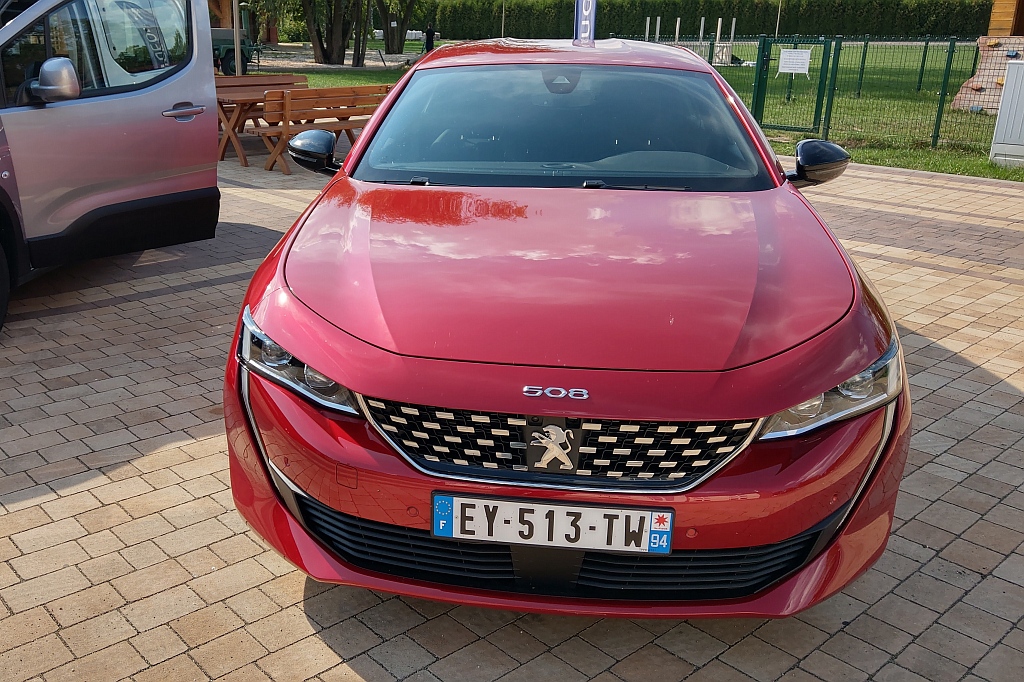 Dejon&Dąbrowski chwali się nowymi cackami Peugeota
