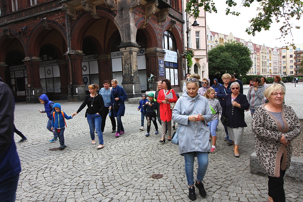 Dzieci wędrowały z Julkiem po Zamku Piastowskim