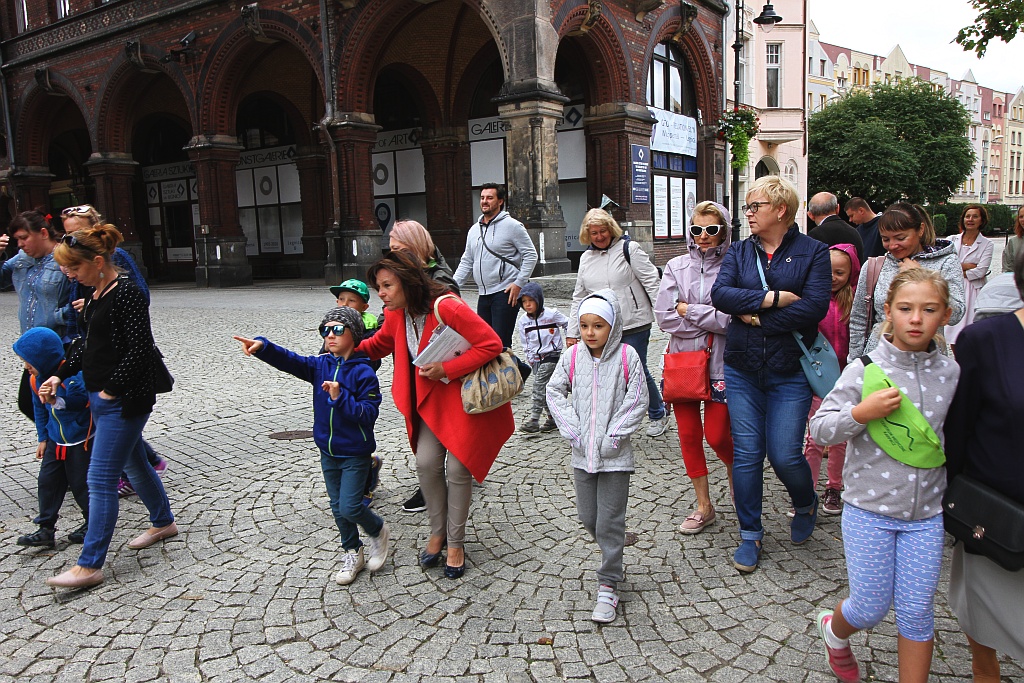 Dzieci wędrowały z Julkiem po Zamku Piastowskim