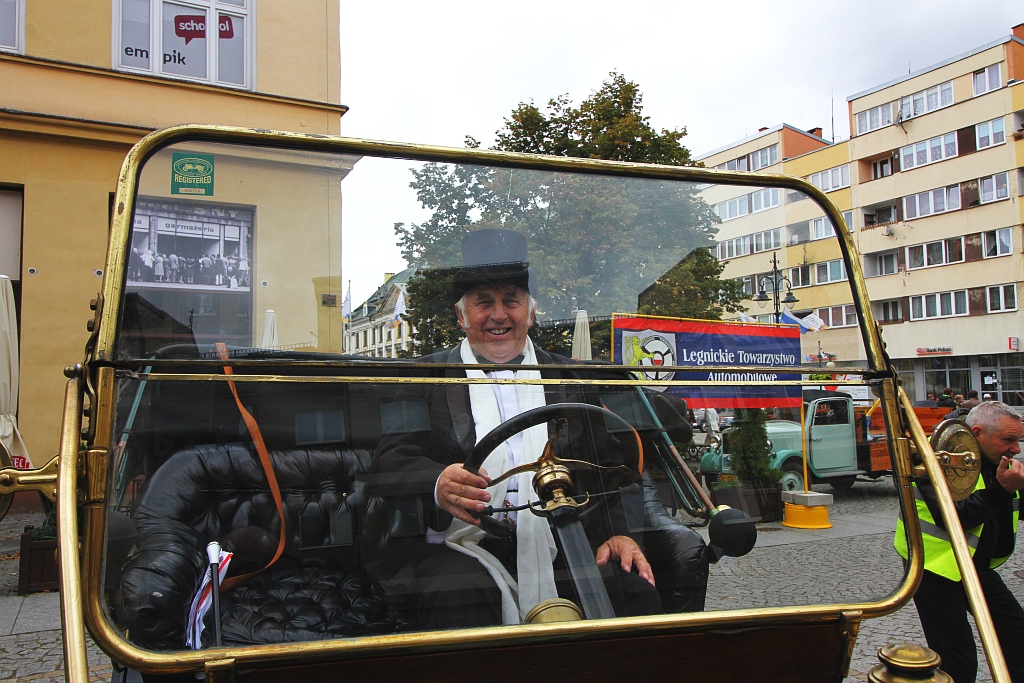 Żywa historia motoryzacji zajechała na legnicki rynek
