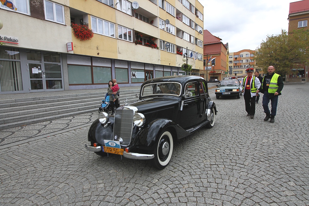 Żywa historia motoryzacji zajechała na legnicki rynek