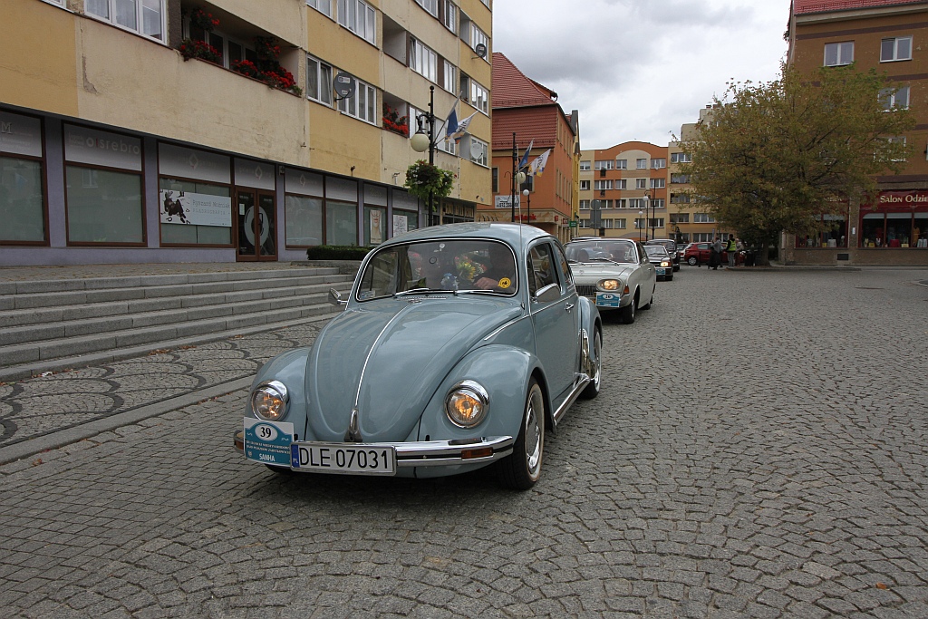 Żywa historia motoryzacji zajechała na legnicki rynek