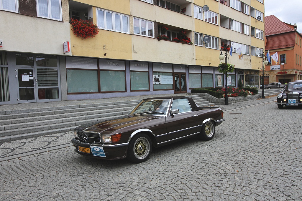 Żywa historia motoryzacji zajechała na legnicki rynek