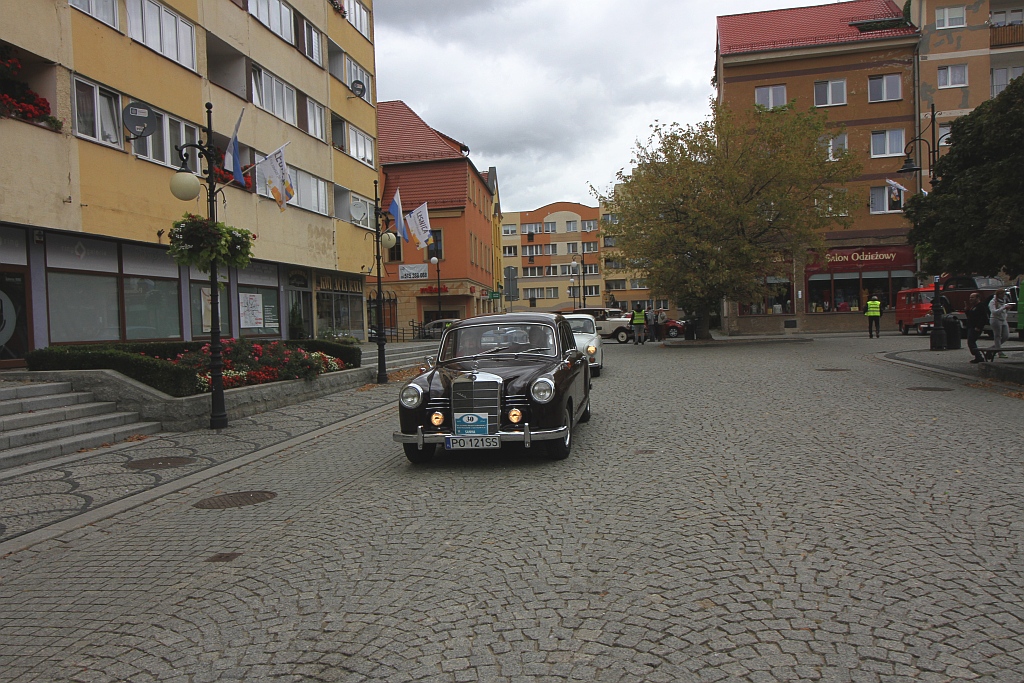 Żywa historia motoryzacji zajechała na legnicki rynek