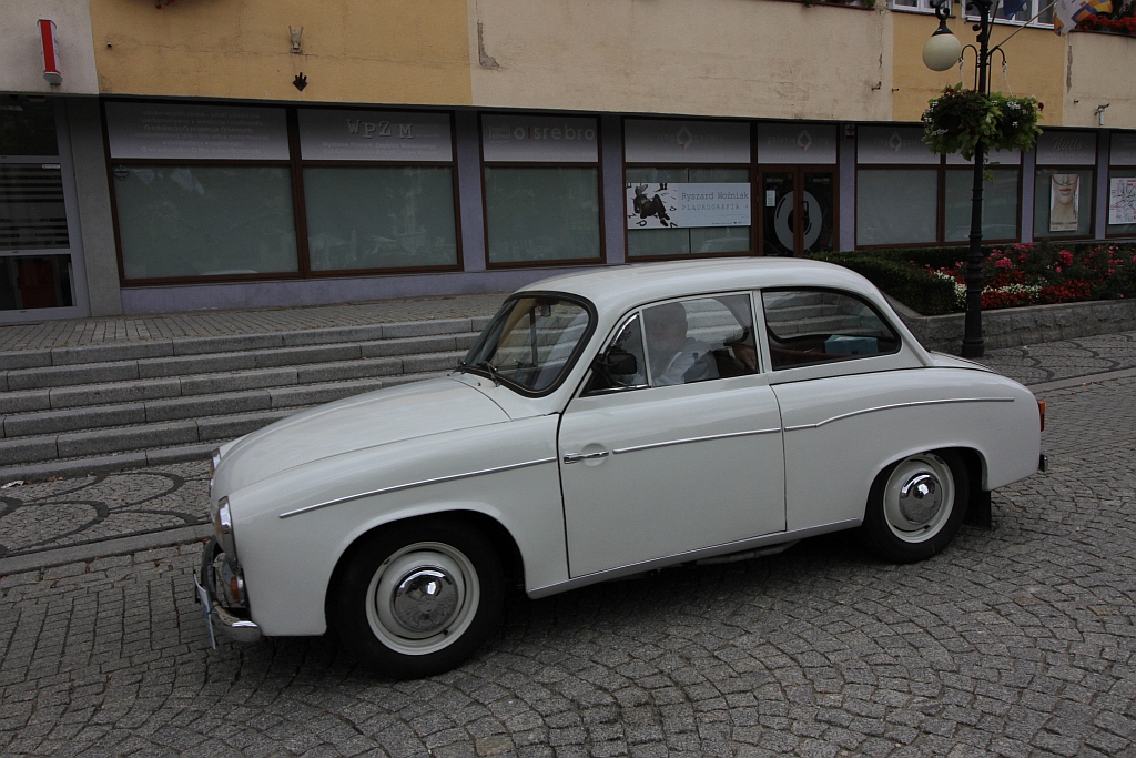 Żywa historia motoryzacji zajechała na legnicki rynek