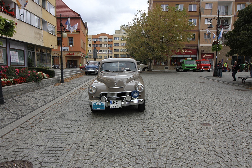 Żywa historia motoryzacji zajechała na legnicki rynek