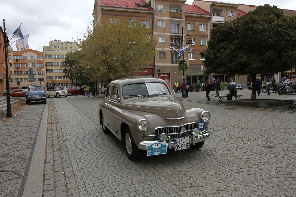 Żywa historia motoryzacji zajechała na legnicki rynek