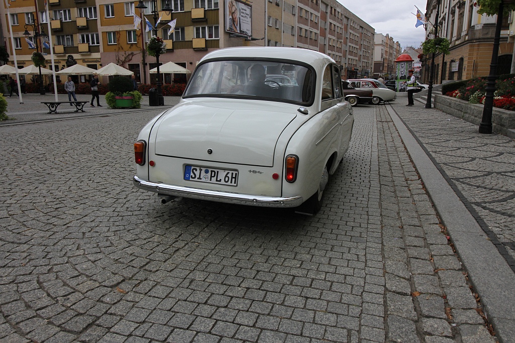 Żywa historia motoryzacji zajechała na legnicki rynek