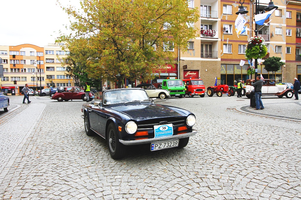 Żywa historia motoryzacji zajechała na legnicki rynek