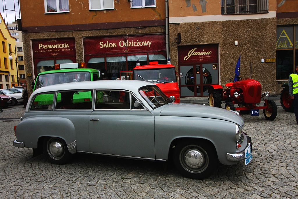 Żywa historia motoryzacji zajechała na legnicki rynek