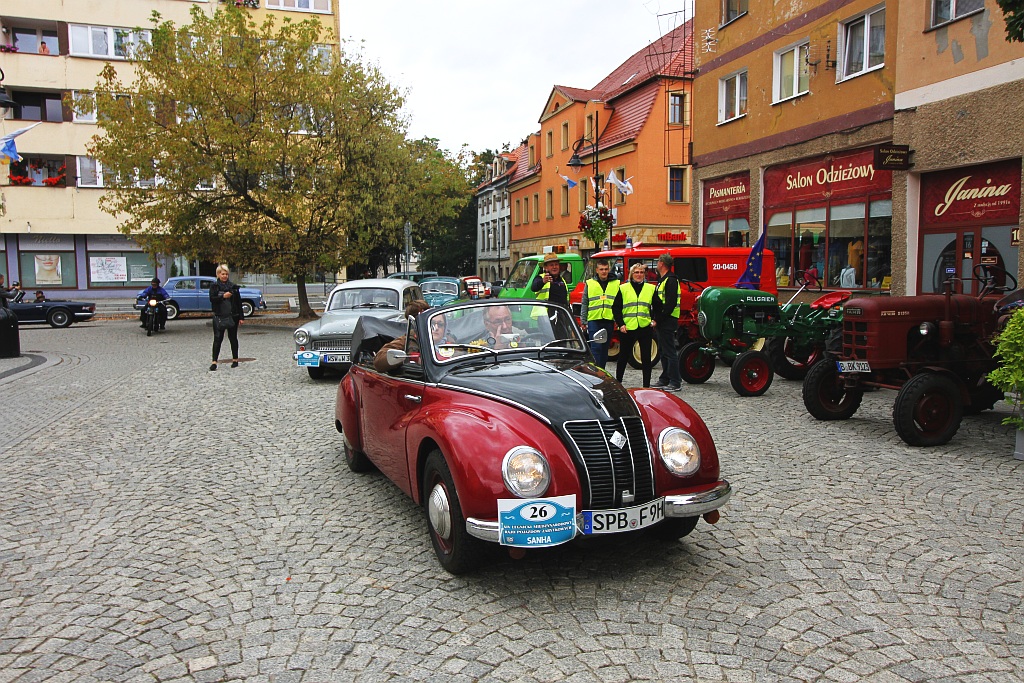 Żywa historia motoryzacji zajechała na legnicki rynek
