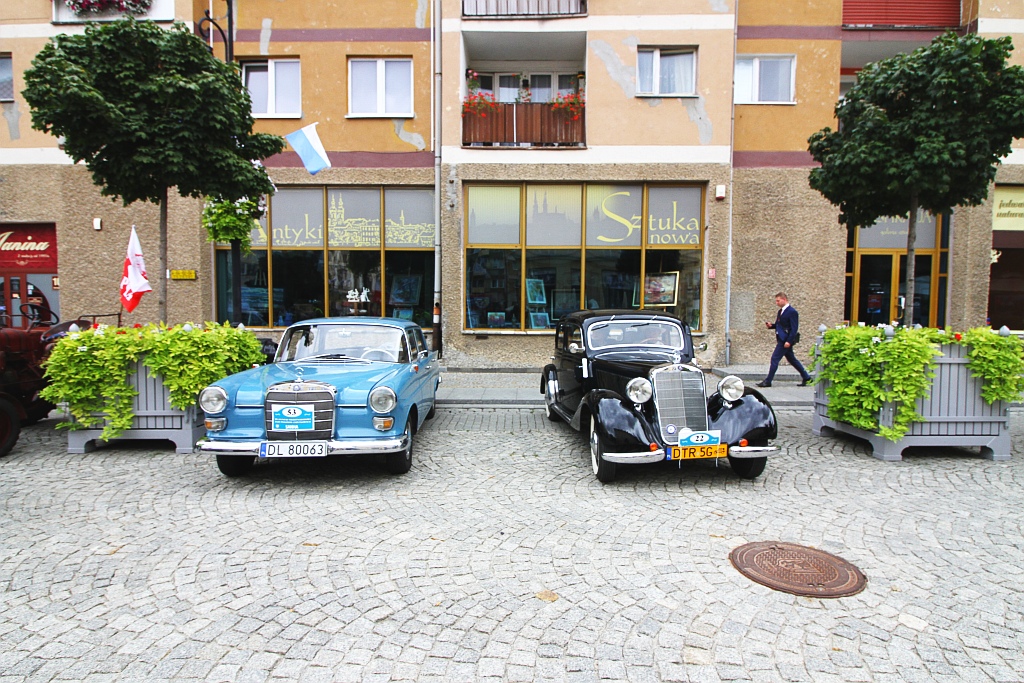 Żywa historia motoryzacji zajechała na legnicki rynek