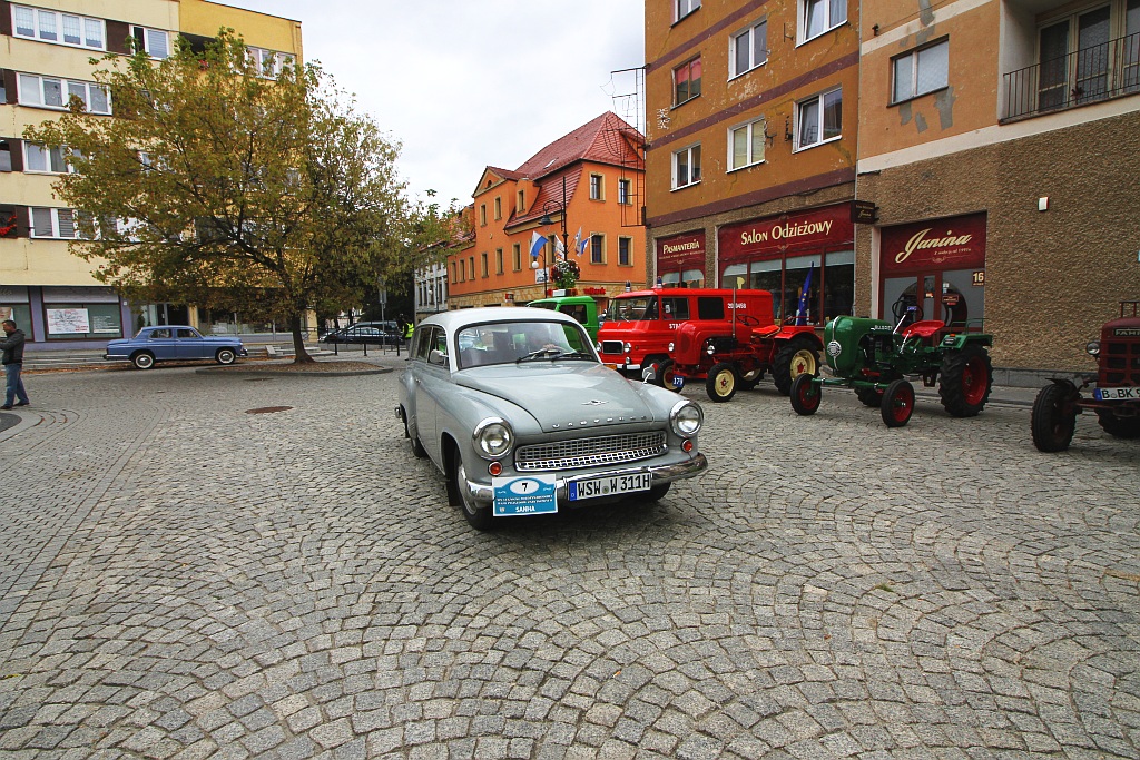 Żywa historia motoryzacji zajechała na legnicki rynek