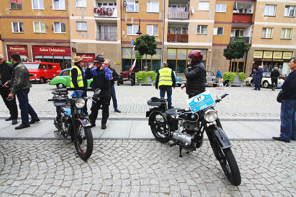 Żywa historia motoryzacji zajechała na legnicki rynek