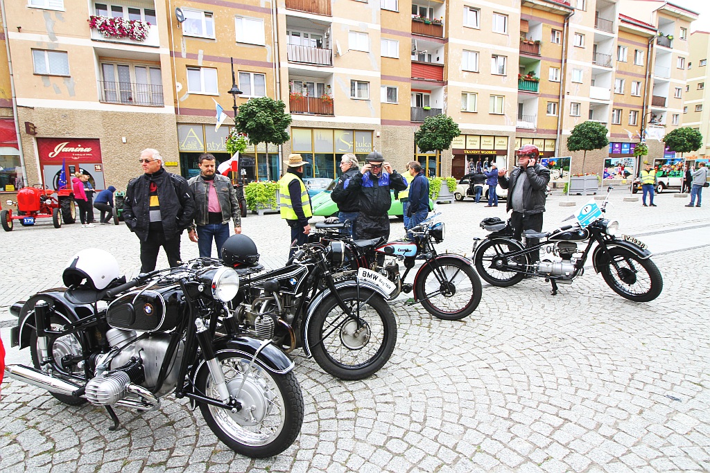 Żywa historia motoryzacji zajechała na legnicki rynek