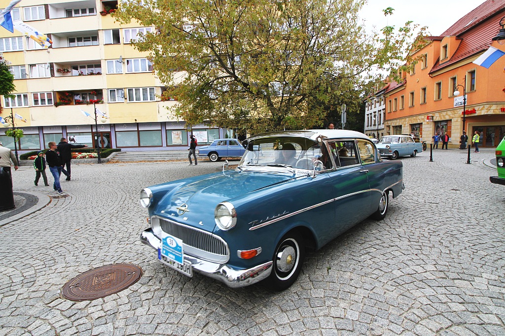 Żywa historia motoryzacji zajechała na legnicki rynek