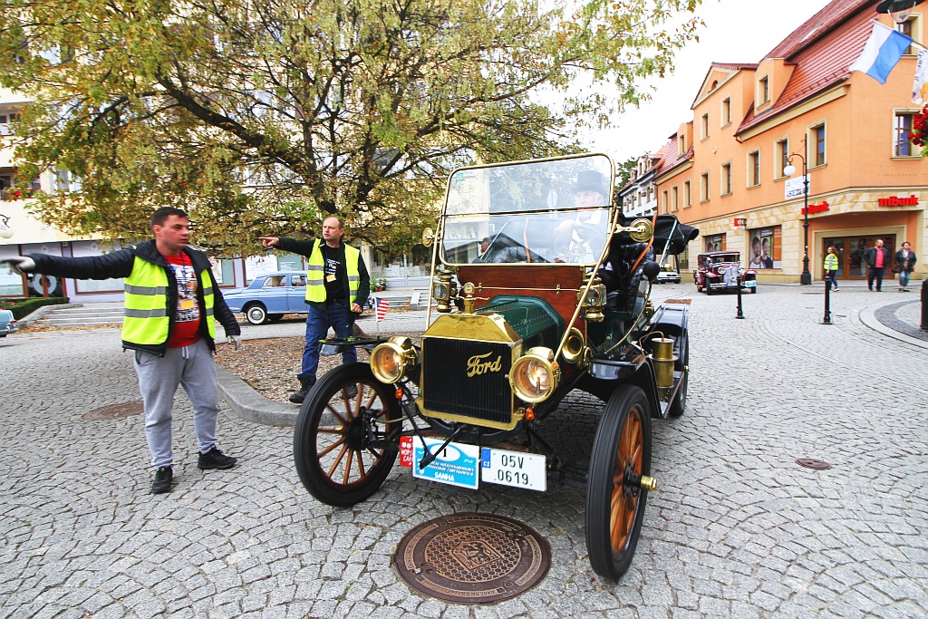 Żywa historia motoryzacji zajechała na legnicki rynek