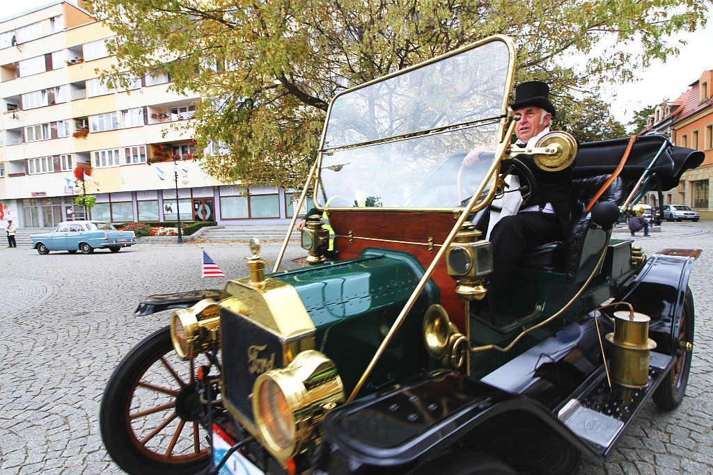 Żywa historia motoryzacji zajechała na legnicki rynek