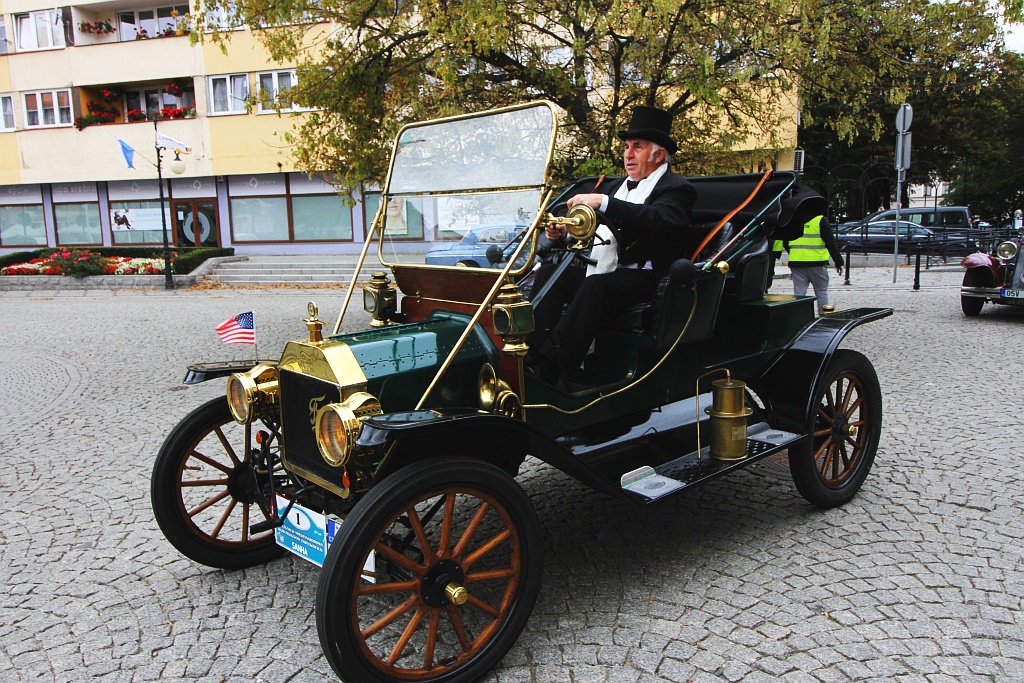 Żywa historia motoryzacji zajechała na legnicki rynek