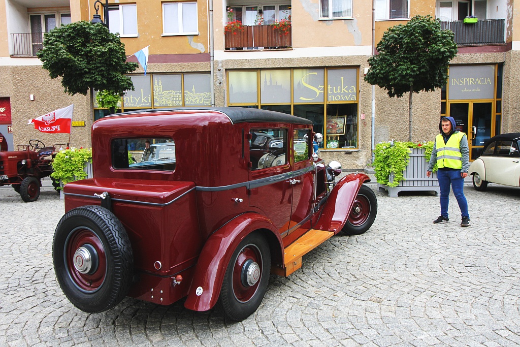 Żywa historia motoryzacji zajechała na legnicki rynek