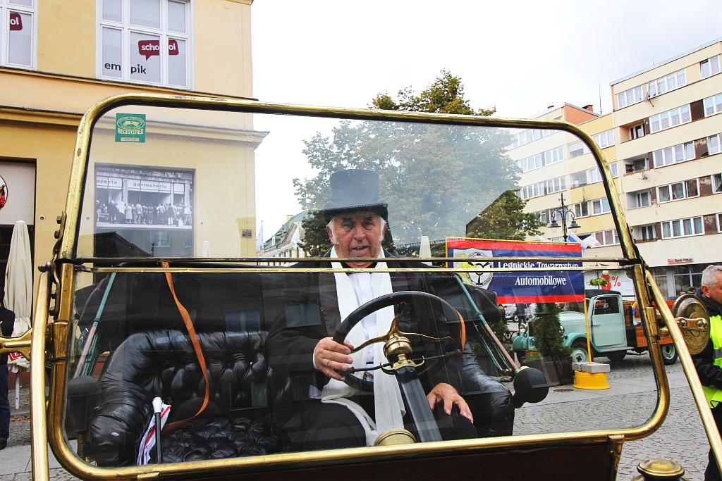 Żywa historia motoryzacji zajechała na legnicki rynek