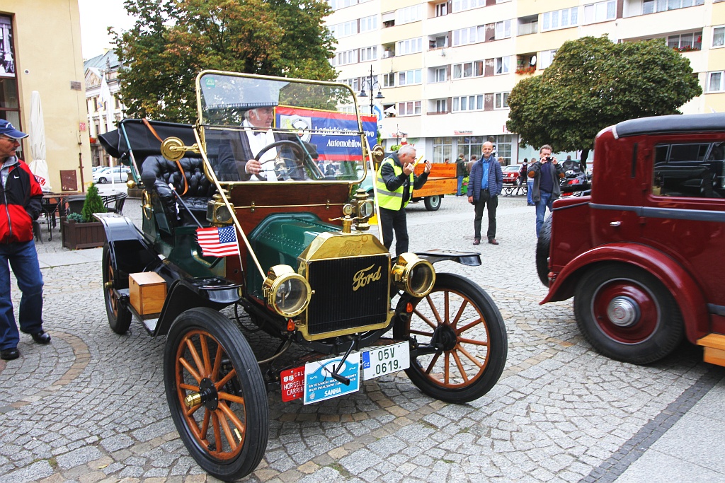 Żywa historia motoryzacji zajechała na legnicki rynek
