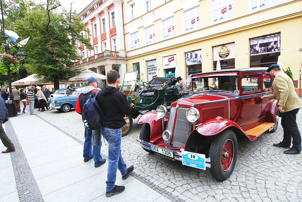 Żywa historia motoryzacji zajechała na legnicki rynek