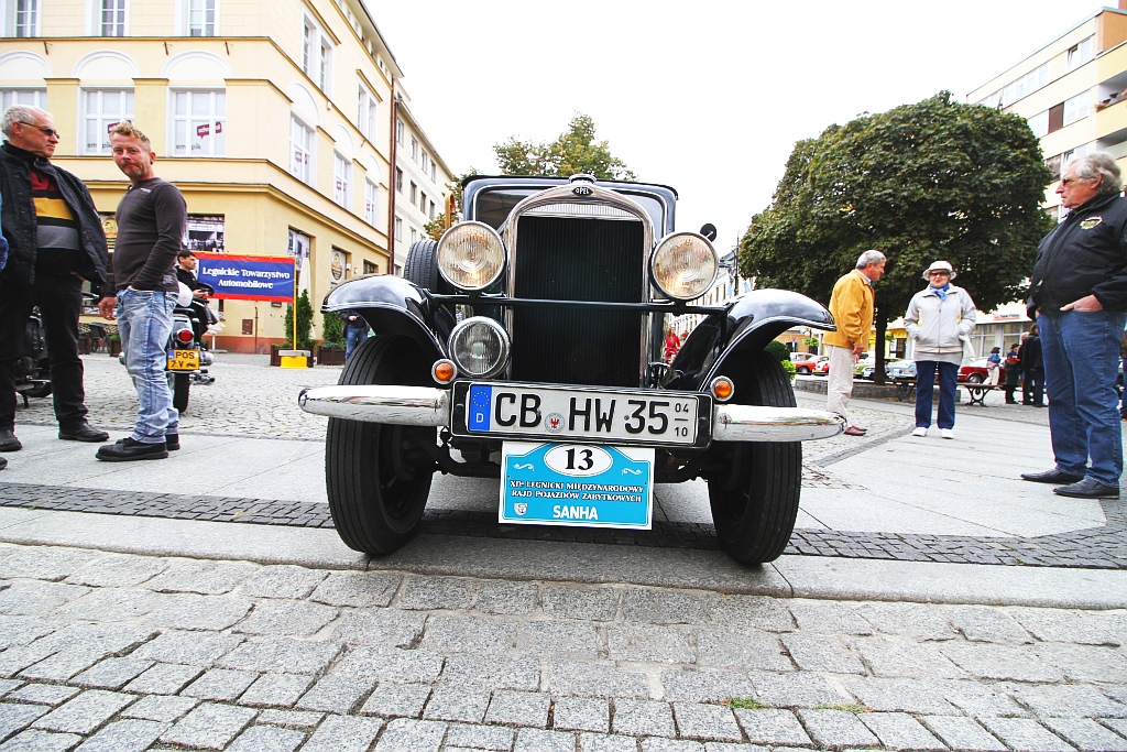 Żywa historia motoryzacji zajechała na legnicki rynek