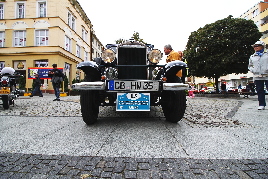 Żywa historia motoryzacji zajechała na legnicki rynek