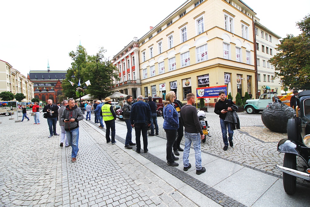 Żywa historia motoryzacji zajechała na legnicki rynek