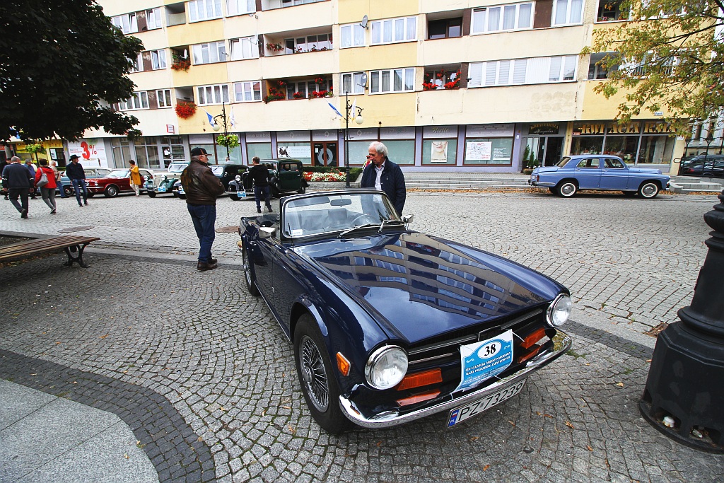 Żywa historia motoryzacji zajechała na legnicki rynek