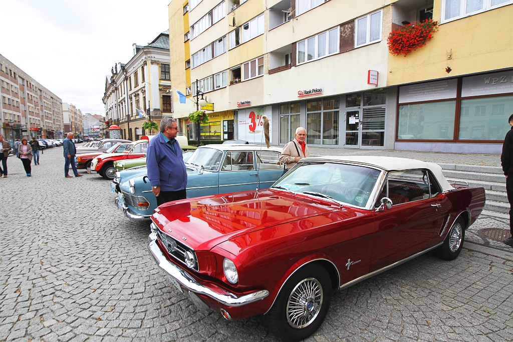 Żywa historia motoryzacji zajechała na legnicki rynek