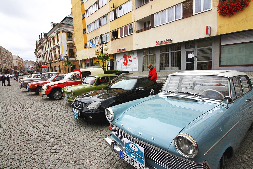 Żywa historia motoryzacji zajechała na legnicki rynek