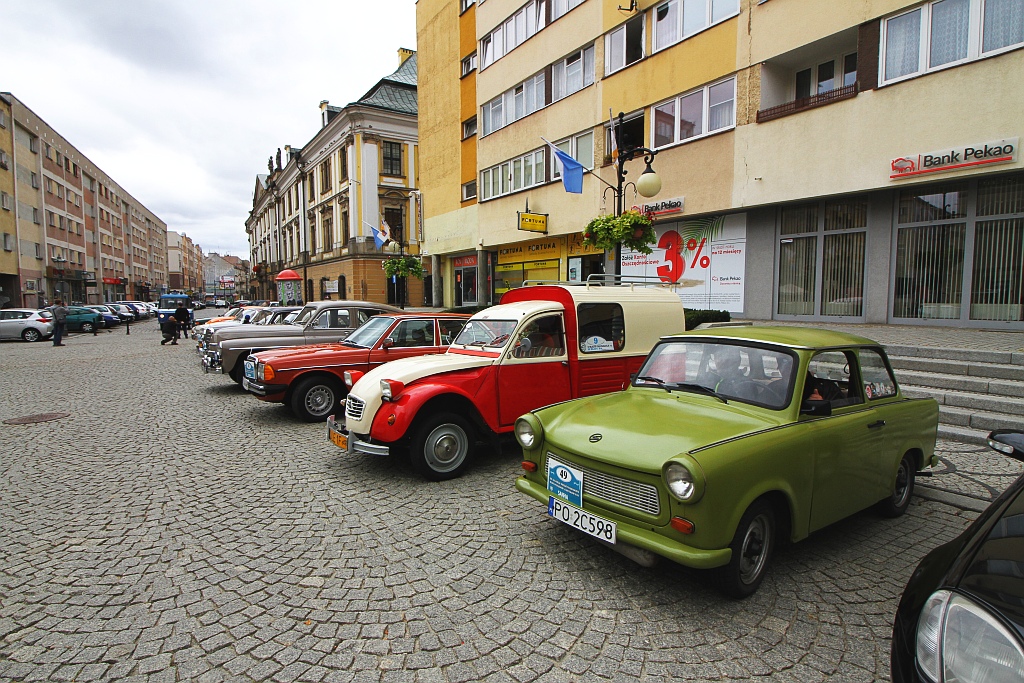 Żywa historia motoryzacji zajechała na legnicki rynek