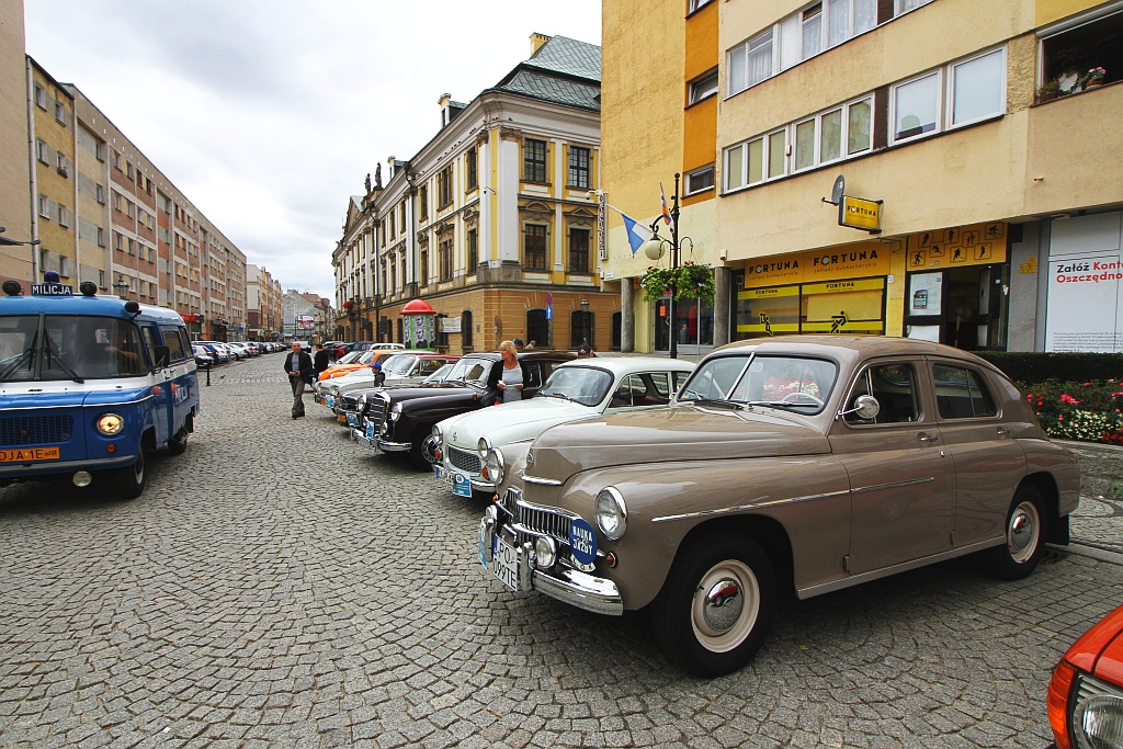 Żywa historia motoryzacji zajechała na legnicki rynek