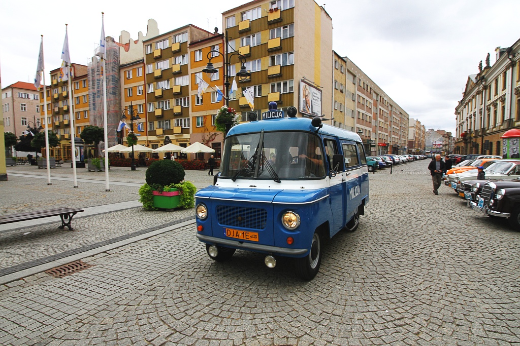 Żywa historia motoryzacji zajechała na legnicki rynek