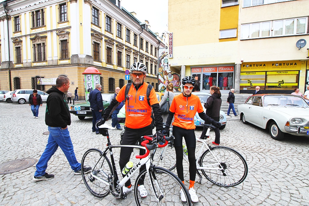 Żywa historia motoryzacji zajechała na legnicki rynek