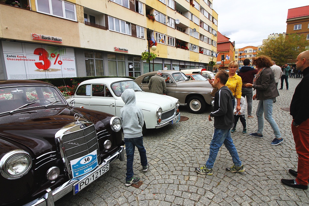 Żywa historia motoryzacji zajechała na legnicki rynek