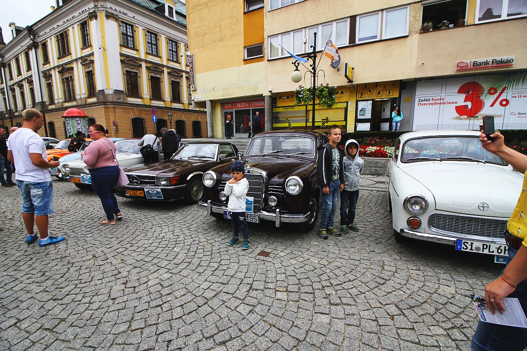 Żywa historia motoryzacji zajechała na legnicki rynek
