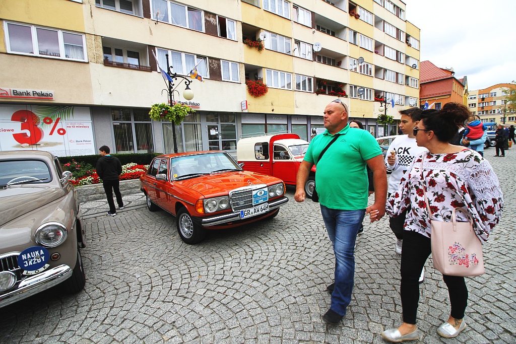Żywa historia motoryzacji zajechała na legnicki rynek