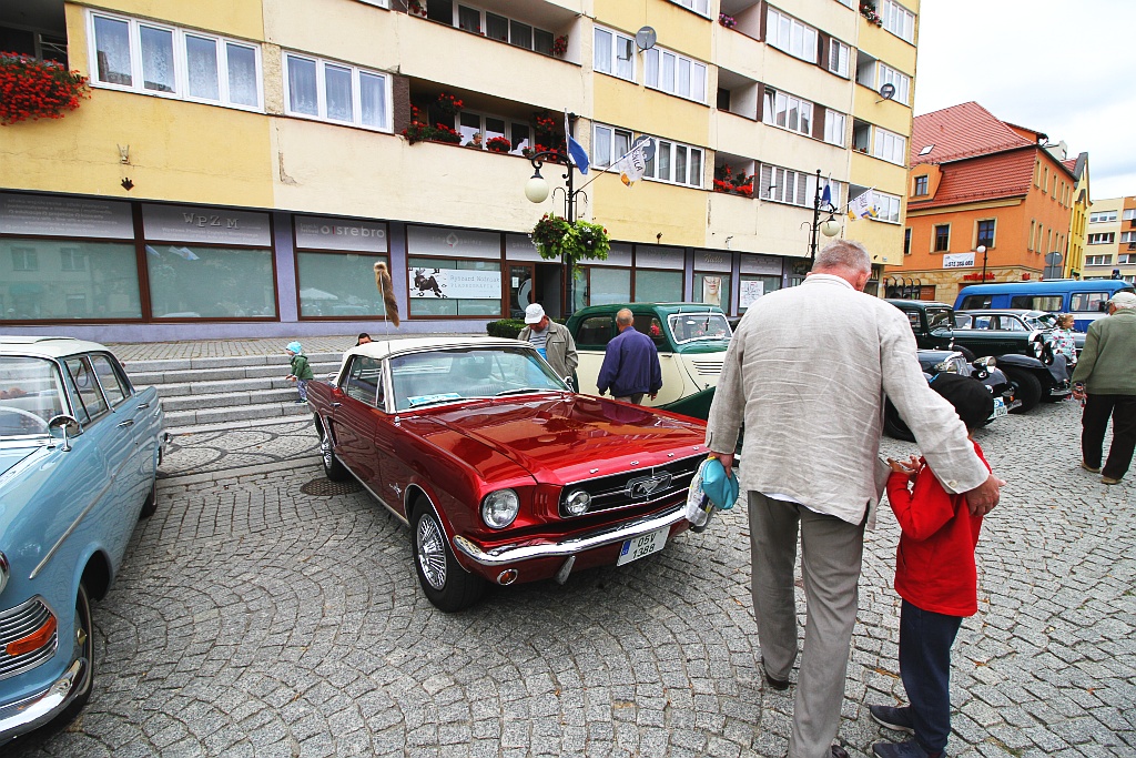 Żywa historia motoryzacji zajechała na legnicki rynek
