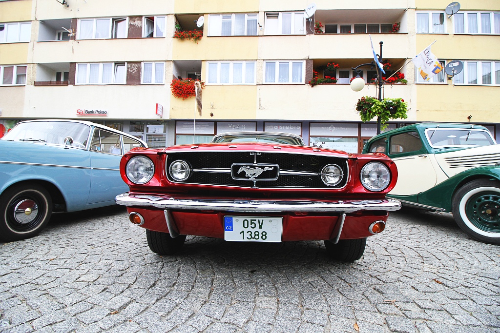 Żywa historia motoryzacji zajechała na legnicki rynek