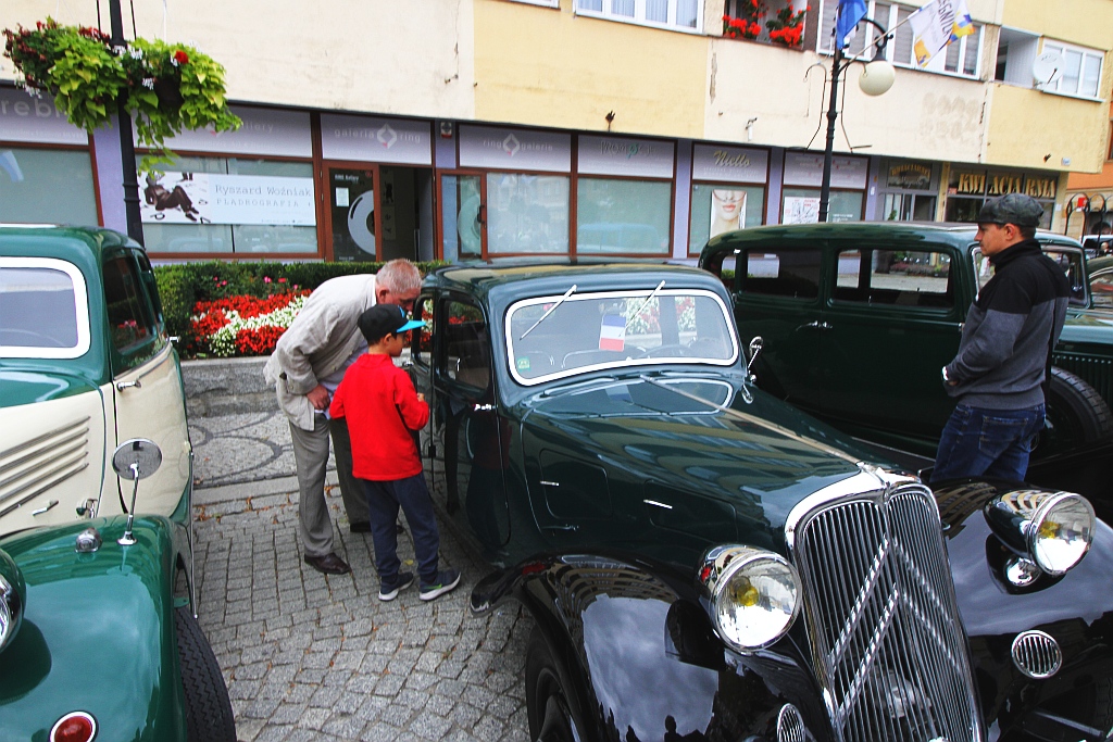 Żywa historia motoryzacji zajechała na legnicki rynek