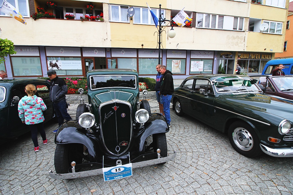 Żywa historia motoryzacji zajechała na legnicki rynek