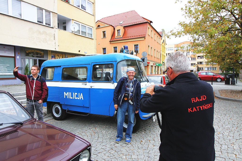 Żywa historia motoryzacji zajechała na legnicki rynek