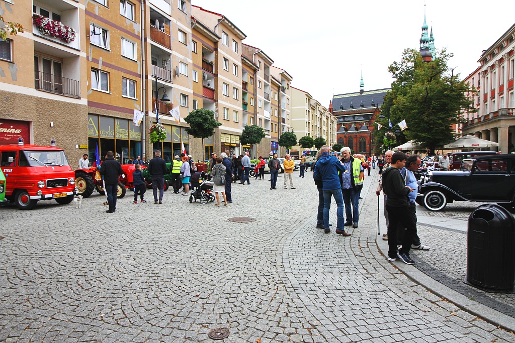 Żywa historia motoryzacji zajechała na legnicki rynek
