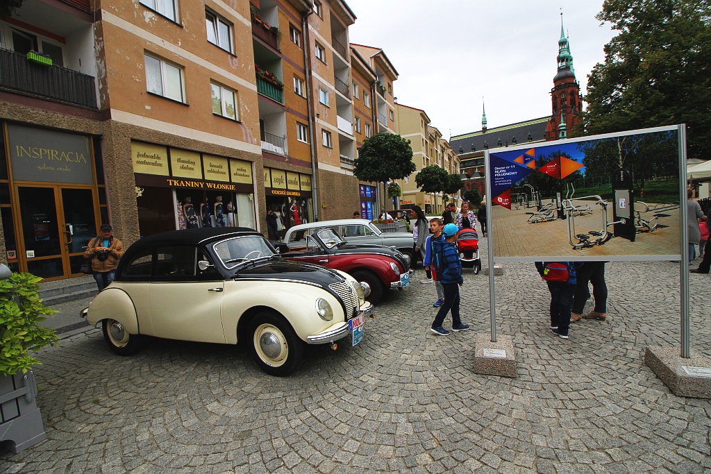 Żywa historia motoryzacji zajechała na legnicki rynek