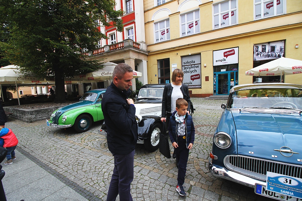Żywa historia motoryzacji zajechała na legnicki rynek