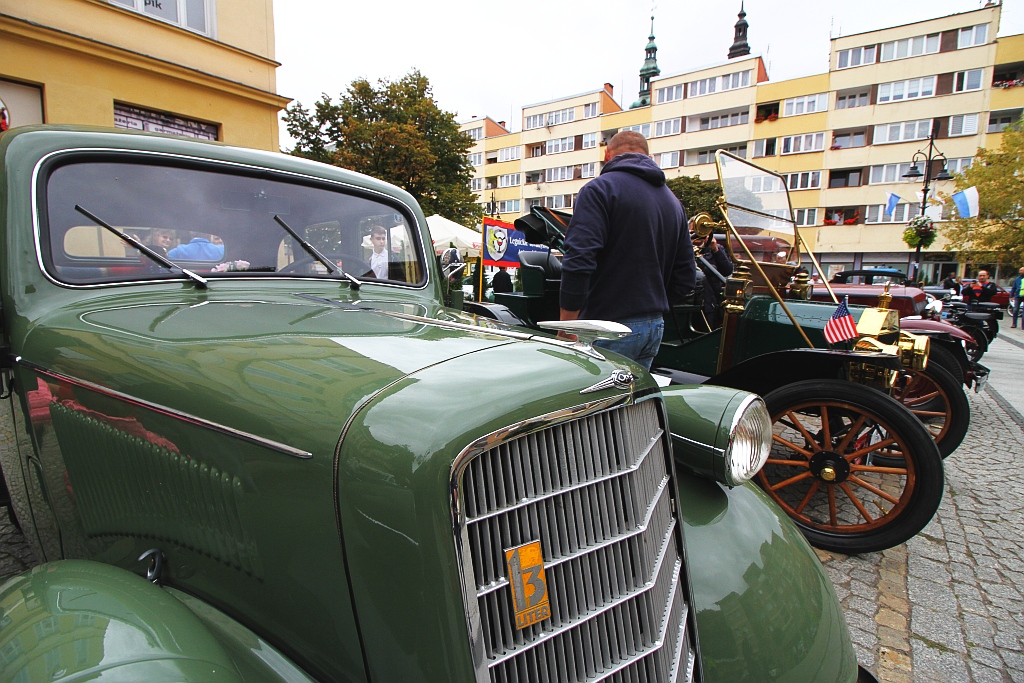 Żywa historia motoryzacji zajechała na legnicki rynek